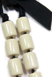 Collier personnalisé fait main en perles de résine plaqué or, design nœud papillon décontracté en cristal, unisexe, multicolore, avec ruban noir tendance - Product Image 5