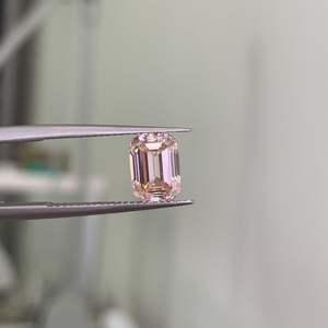 Vente en gros de diamants roses fantaisie de 2,21 ct certifiés IGI, clarté VVS, cultivés en laboratoire CVD, taille émeraude, avec diamants en vrac - Product Image 1