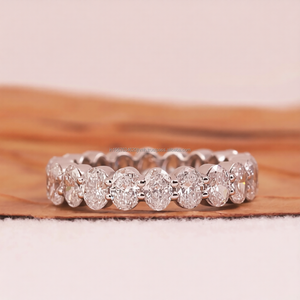 Elegante Anillo de Diamantes con Corte Ovalado en Oro Rosa, Anillo de Compromiso con Piedras Laterales, Brillo Brillante, Joyería Fina de Lujo Atemporal para Mujer - Product Image 3
