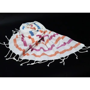 Serviette de plage Fouta turque de luxe en coton rayé à séchage rapide, serviette de plage Fouta moderne en coton rayé avec pompons - Product Image 3