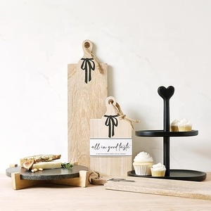 Charmant support de service à 2 niveaux noir avec dessus en forme de cœur, magnifique présentoir parfait pour les maisons, les célébrations, les cadeaux et la décoration - Product Image 1