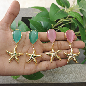 ต่างหูทรงหยดน้ำประดับพลอยสีเขียวอมฟ้าและพลอยตาแมวสีชมพู ชุบทอง 18k บนทองเหลือง - Product Image 5