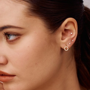 Pendientes colgantes de lujo de oro amarillo de 18 quilates con diamantes naturales VVS, joyería para regalo de aniversario para mujeres a precio de mayorista. - Product Image 3