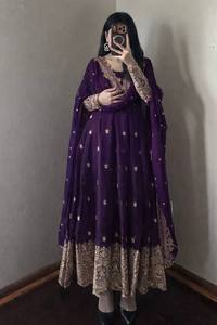Ensemble de robe Anarkali longue de designer pour femme, entièrement cousu, en soie Fandy, pour mariage, Diwali, soirée, avec détails de broderie riche - Product Image 2