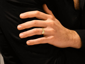 Anillo de boda de oro amarillo con diamantes cultivados en laboratorio para hombre - Product Image 5