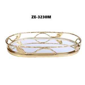 Bandeja Decorativa de Metal de Lujo con Textura Dorada Antigua, Bandeja Decorativa Ovalada de Vidrio con Marco Floral Dorado - Product Image 4
