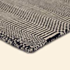 Alfombra de Lana Tejida a Mano Monocromática Rhythm Black Ivory, Moderna, Texturizada, Geométrica, Antideslizante, Ecológica, para Sala de Estar u Hotel - Product Image 4