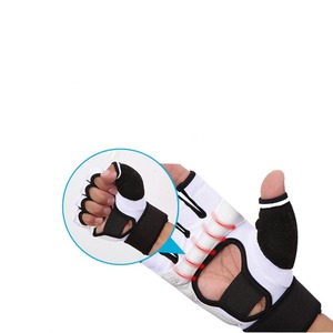 ถุงมือเทควันโดคุณภาพสูง ขายดีที่สุด ได้รับการรับรองมาตรฐาน WT สำหรับทุกเพศ ปรับแต่งได้ ใช้สำหรับฝึกซ้อมและการแข่งขัน ป้องกันมืออย่างมืออาชีพ - Product Image 5