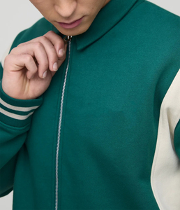 Blouson universitaire rouge pour homme avec fermeture boutonnée, col montant, logo brodé sur le devant, style preppy, idéal pour l'automne - Product Image 6