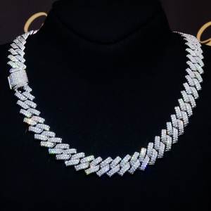 Collier chaîne cubaine en argent sterling 925 plaqué or 10 carats pour homme, style hip-hop, avec perle d'eau douce en forme de cœur et entièrement sertie de moissanite - Product Image 1