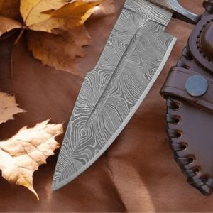 Couteaux de chasse de style artisanal avec lame à motif Damas, poignée en bois courbée et étui en cuir marron pour le camping en plein air - Product Image 4