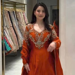 Conjunto de Vestido Anarkali Romano Premium con Bordado de Cuentas Cutdana, Borlas, Copas, Encaje en Cuatro Lados, Dupatta, Palazzo, Largo hasta el Suelo, Corte Holgado - Product Image 5