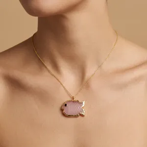 Pendentif minimaliste en forme de poisson, en laiton plaqué or 18 carats, avec quartz rose et œil en zircon noir, anti-ternissement, best-seller - Product Image 3