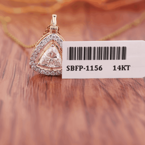Collar con Colgante de Diamante Cultivado en Laboratorio con Corte Triangular en Oro de 14 Quilates de Lujo con Halo de Diamantes Redondos |   Elegante Joyería Fina de Oro - Product Image 3