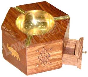 Brûleur d'encens en bois de santal fait main Lowellcraft avec porte-cigarette intégré, accessoire de fumage rustique en bois naturel pour la maison et le patio - Product Image 4