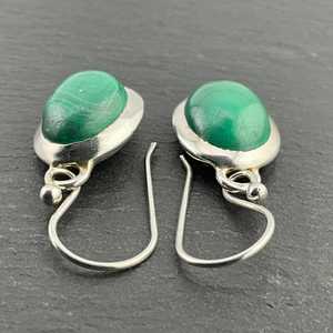 Boucles d'oreilles pendantes vintage en argent sterling et malachite, bijoux faits à la main avec pierres précieuses vertes, cadeau élégant pour femme - Product Image 6