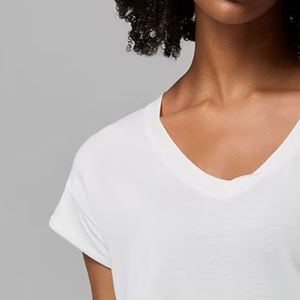 T-shirt streetwear décontracté de haute qualité, couleur unie, style tendance et décontracté avec col en V - Product Image 3