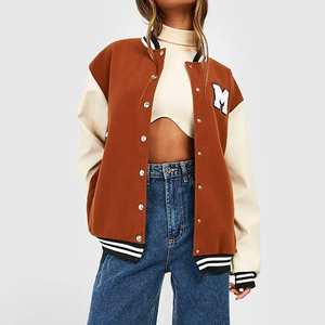 แจ็คเก็ตวาร์ซิตี้แบบ Letterman พรีเมียมสำหรับผู้ชาย แบรนด์ OEM ดีไซน์ทันสมัย แขนหนังบุขนแกะ เหมาะสำหรับฤดูหนาว ตกแต่งด้วยผ้าปะติดปะต่อ  แจ็คเก็ตสำหรับผู้หญิง - Product Image 3