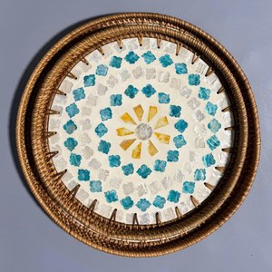 Plateau de service rond en rotin tressé de qualité supérieure avec motif floral en MOP, diamètre 12 pouces, pour usage résidentiel, au meilleur prix - Product Image 1