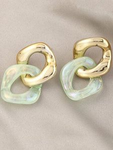Boucles d'oreilles en résine colorées pour femmes – Boucles d'oreilles de créateur faites à la main avec motifs uniques, accessoires de bijouterie légers - Product Image 2