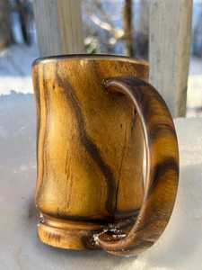Mug à boire artisanal en bois de tilleul et résine - Product Image 4