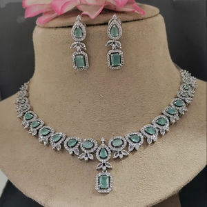 Conjunto de Joyería de Boda de Diseño, Collar de Cristal CZ con Pendientes Colgantes de Piedra Verde Menta para Novias - Product Image 1