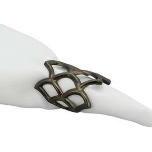 Anneau de serviette rétro en métal ajouré, bronze antique, décor de table géométrique pour mariage et dîner - Product Image 1