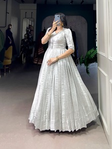 Robe traditionnelle indienne pakistanaise pour femmes, en soie, Lehenga Choli, longue, ample, pour mariage, blanche, brodée - Product Image 3