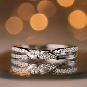 BRIA BY SAAR 925 Anillo de nudo de plata esterlina con Zirconia cúbica Elegante anillo de dedo de diseño entrelazado Regalo para esposa, - Product Image 1