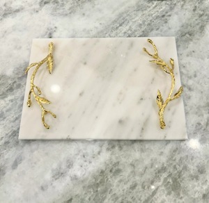 Plateau de service en pierre au design élégant, de couleur noire, avec incrustations métalliques dorées et poignée dorée, pour la décoration de table. - Product Image 3