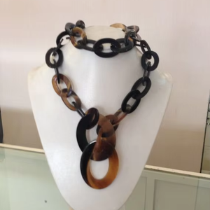 Collier en corne de style vintage fait main par un designer indien pour femmes, chaînes sculptées en forme d'aile, respectueux de l'environnement, pour anniversaires et mariages - Product Image 1