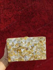 Bolso de Mano de Lujo para Mujer, Hecho a Mano, para Uso Diario y como Accesorio para Bodas - Product Image 3