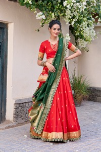 Lehenga Choli en soie jacquard traditionnel indien, conçu par des artisans, avec des broderies Zari, pour tenue de mariage, vêtements de cérémonie pour femmes. - Product Image 3