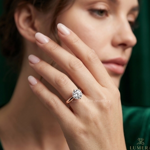 Elegante Anillo Solitario de Oro Rosa de 9KT con Diamante de Corte Redondo Certificado por IGI para Mujer, Joyería Fina - Product Image 4