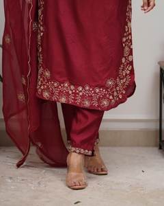 NUEVO ELEGANTE Y MODERNO SALWAR KAMEEZ DE TELA DE VISCOSE PURA DE PRIMERA CALIDAD CON DUPATTA DE SECADO RÁPIDO PARA FIESTAS - Product Image 6