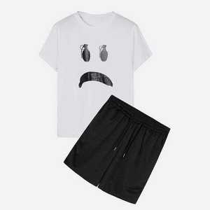 เสื้อยืดคอกลมสีขาวสั่งทำพิเศษสำหรับผู้ชาย พร้อมลายพิมพ์สีดำ และกางเกงขาสั้นสีดำ ชุดลำลองสำหรับฤดูร้อน - Product Image 1