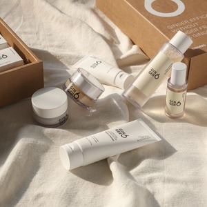 Coffret cadeau vegan pour le soin du visage : crème éclaircissante, essence rajeunissante, savon nettoyant, masque exfoliant, booster d'éclat. - Product Image 5