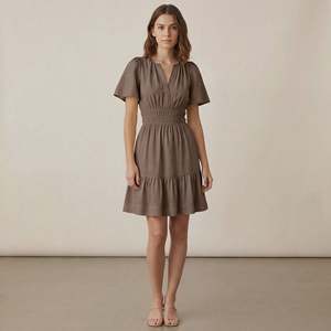 Vestido Corto Elástico de Lino y Algodón Marrón para Mujer, con Mangas Cortas, Tela Ligera y Estilo Moderno - Product Image 1