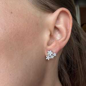 Boucles d'oreilles clous de luxe 3 carats en or massif 14k 18k, motif grappe de fleurs, diamants de laboratoire poire et ronds, pour mariée, avec fermoirs à pression, fabrication artisanale - Product Image 2
