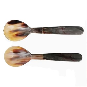 Ensemble de serveurs à salade en corne marron, bois naturel avec 2 spatules, ustensiles durables faits à la main - Product Image 1