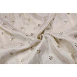 Tissu en dentelle Chanderi teignable avec broderie Zari dorée, largeur 44 pouces, vendu au mètre - Product Image 4