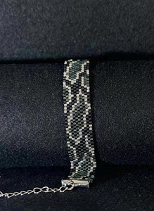 Bracelet Perlé Fait Main Noir et Argenté Design Luxe Exquis Cadeau Promotionnel Nouveauté - Product Image 3