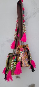 กระเป๋าโบโฮบันจาราอินเดียทำมือคุณภาพสูงสุดฮิตสำหรับผู้หญิงและเด็กผู้หญิง แฟชั่นกระเป๋าแบบดั้งเดิม กระเป๋าปอทลี - Product Image 3