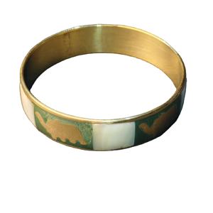 Bracelet unique en résine et laiton avec incrustations d'éléphant et de chameau - Bijou ethnique indien à motif animalier, style mosaïque artisanal - Product Image 1