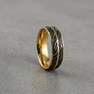Anillo de Acero de Damasco Hecho a Mano con Incrustaciones de Latón - Anillo de Boda o Compromiso Único con Incrustaciones de Cobre Estilo Damasco - Product Image 5