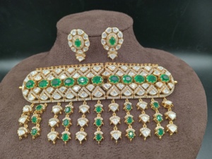 ชุดเครื่องประดับทองชุบแบบคลาสสิกของ Amaira Jewels ประกอบด้วยสร้อยคอพร้อมจี้รูปทรงหยดน้ำสีแดงและต่างหู เหมาะสำหรับงานแต่งงานของผู้หญิง - Product Image 6