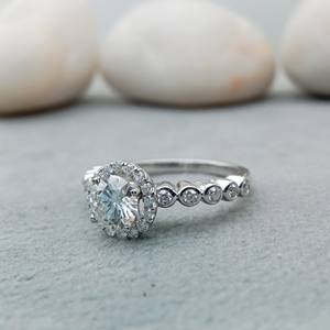 แหวนหมั้นเพชรโมอิสซาไนต์ทรงโซลิแทร์ เพชรเจียระไนทรงบริลเลียนท์ ผลิตในห้องปฏิบัติการ สีขาว D ชุบทองคำขาว พร้อมใบรับรอง - Product Image 2