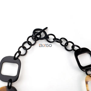 Collar de Cadena de Eslabones Cuadrados de Cuerno Natural BIXGO, Hecho a Mano, Ligero, Moderno, Joyería Unisex - Product Image 3