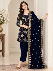 Costume Anarkali traditionnel indien pakistanais en velours noir brodé pour femmes, longueur au sol, coupe régulière, vêtements d'hiver - Product Image 4