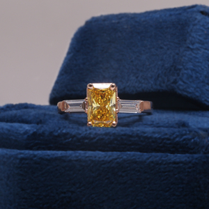 Anillo de Compromiso con Diamante Amarillo de Laboratorio de 3 Quilates, Corte Brillante, con Piedras Laterales en Forma de Baguette, Chapado en Oro de 14K, Certificado IGI, de Lujo - Product Image 1